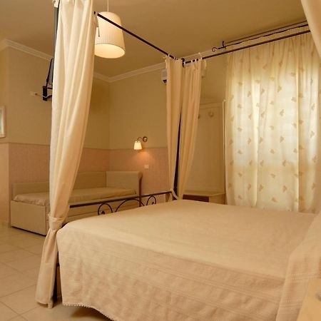 Hotel Mocambo Piscina E Spiaggia Сан-Бенедетто-дель-Тронто Екстер'єр фото