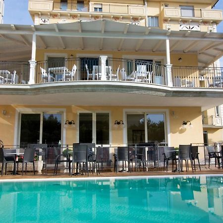 Hotel Mocambo Piscina E Spiaggia Сан-Бенедетто-дель-Тронто Екстер'єр фото