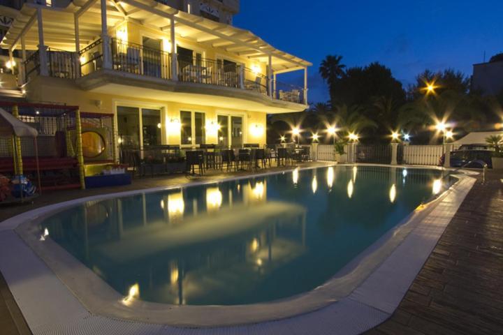 Hotel Mocambo Piscina E Spiaggia Сан-Бенедетто-дель-Тронто Екстер'єр фото
