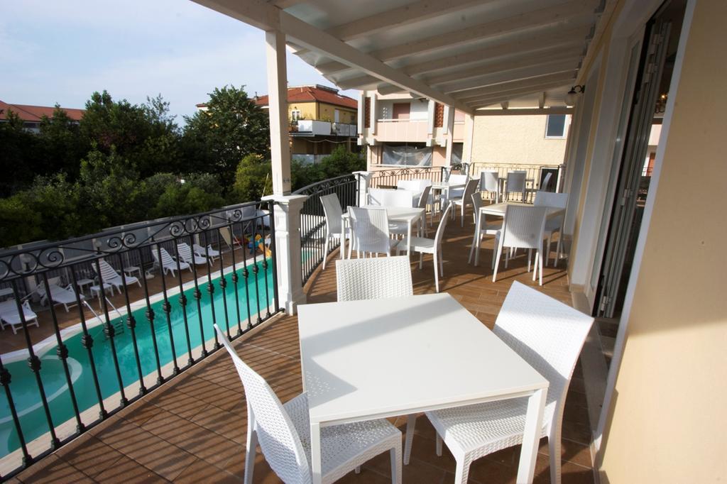 Hotel Mocambo Piscina E Spiaggia Сан-Бенедетто-дель-Тронто Екстер'єр фото