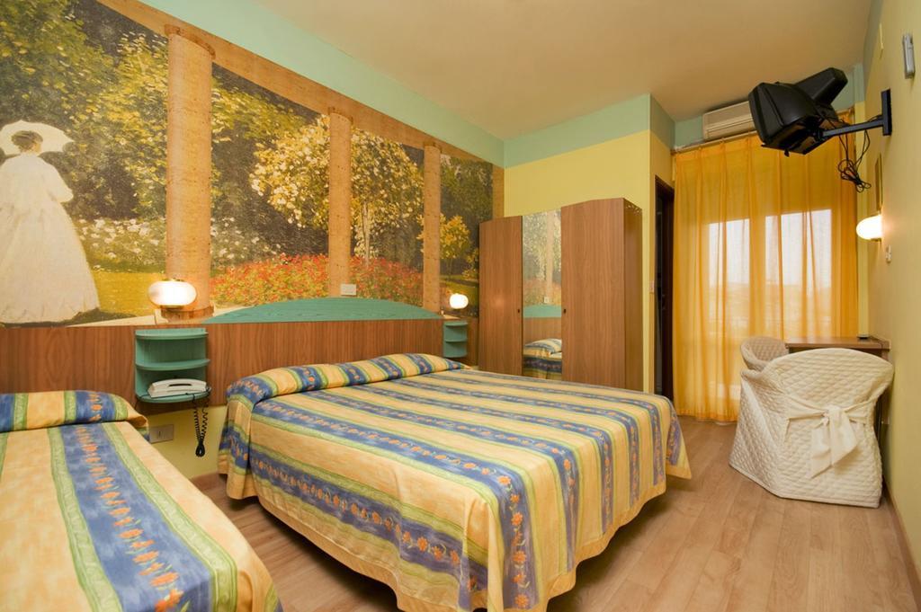Hotel Mocambo Piscina E Spiaggia Сан-Бенедетто-дель-Тронто Екстер'єр фото
