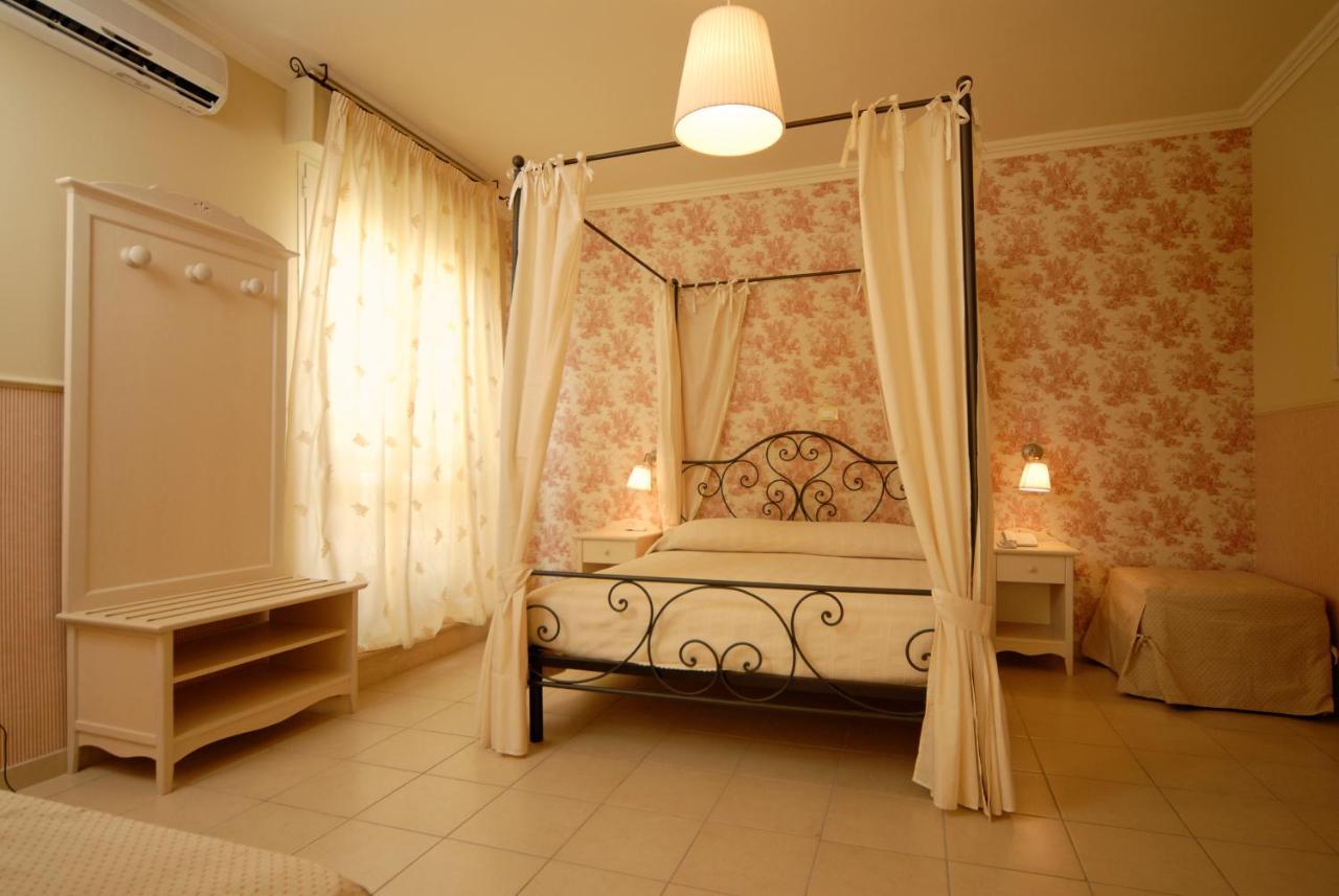 Hotel Mocambo Piscina E Spiaggia Сан-Бенедетто-дель-Тронто Екстер'єр фото