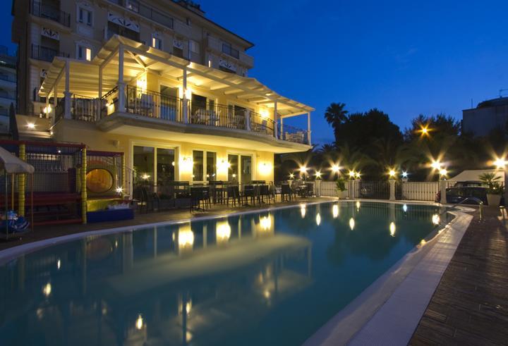 Hotel Mocambo Piscina E Spiaggia Сан-Бенедетто-дель-Тронто Екстер'єр фото