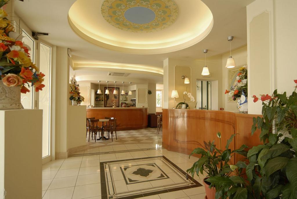 Hotel Mocambo Piscina E Spiaggia Сан-Бенедетто-дель-Тронто Екстер'єр фото